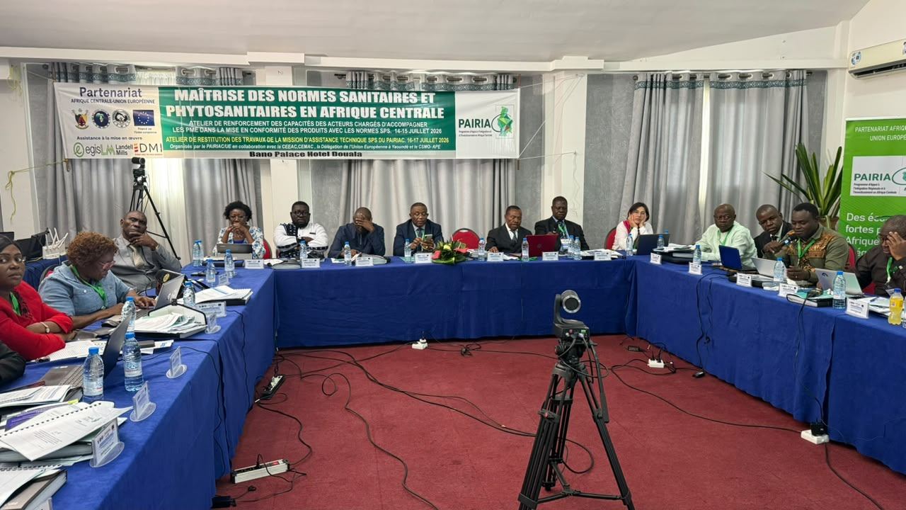 Les participants réunis sous la banderole de l'atelier